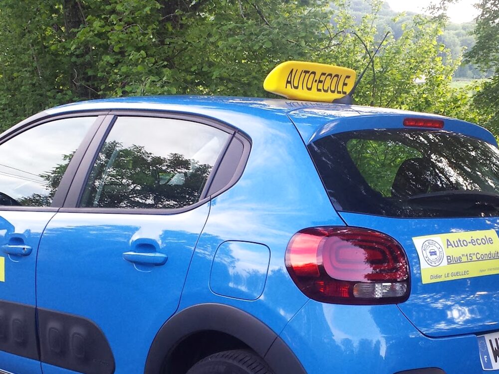Le panonceau AUTO-ÉCOLE jaune sur le toit de la voiture