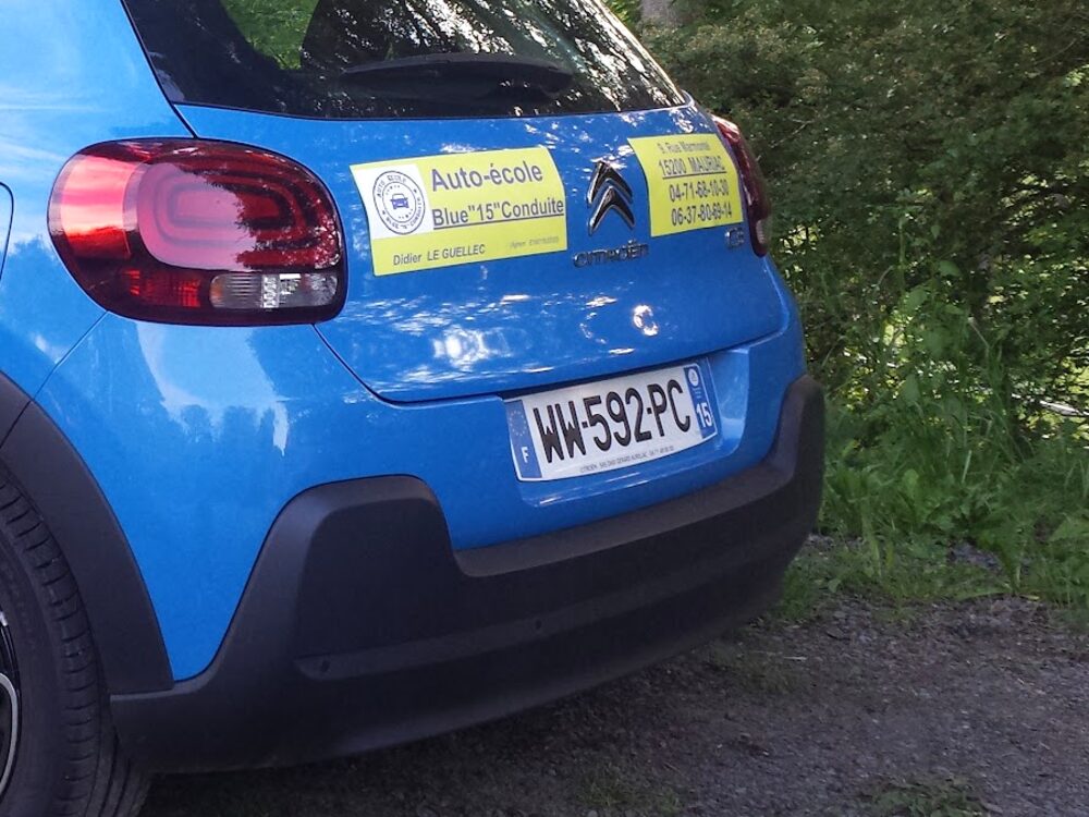 L'arrière de la voiture école avec les coordonnées de Blue 15 Conduite
