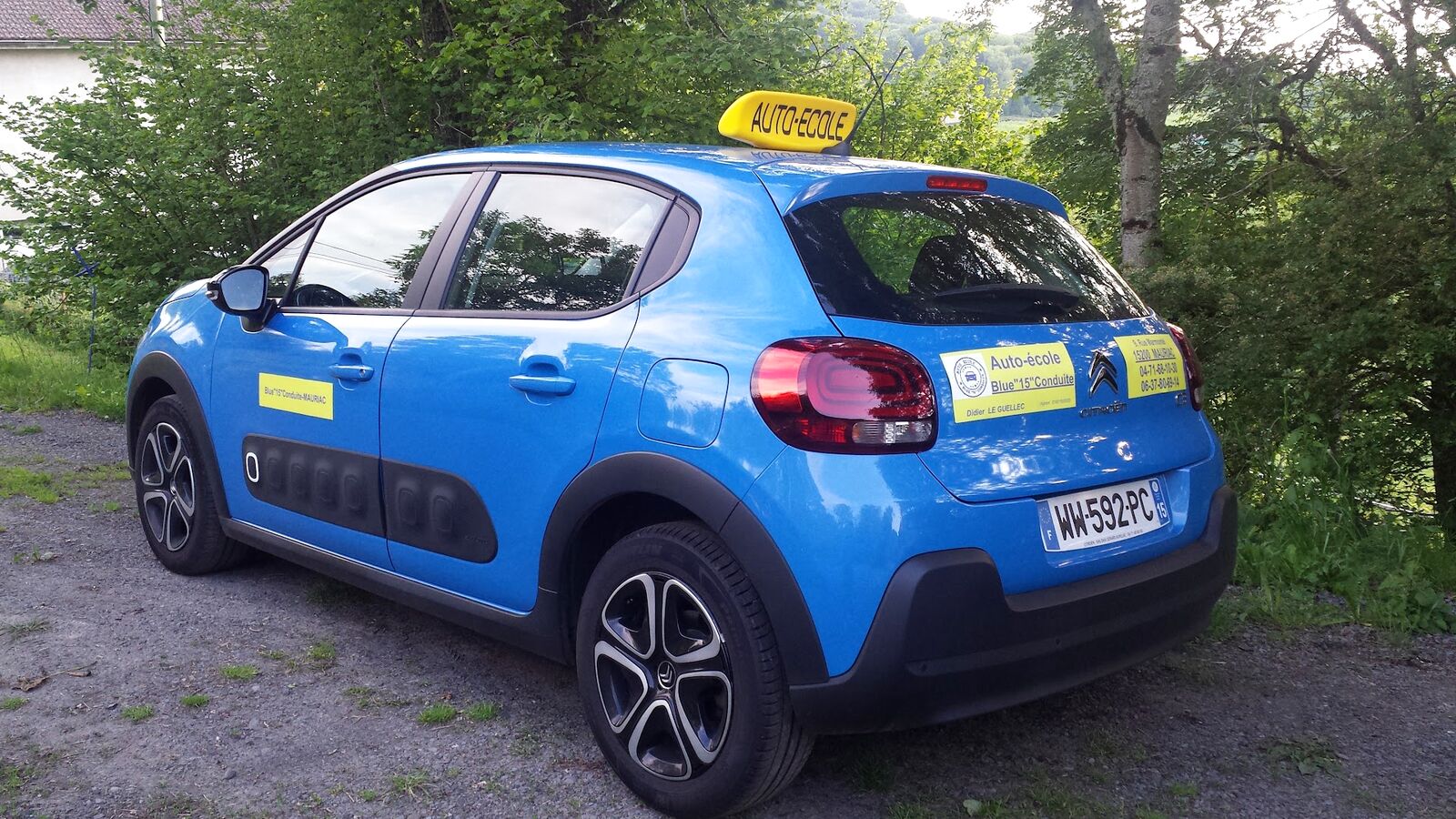 La Citroën C3 bleue de l'auto-école Blue 15 Conduite avec son panonceau AUTO-ÉCOLE